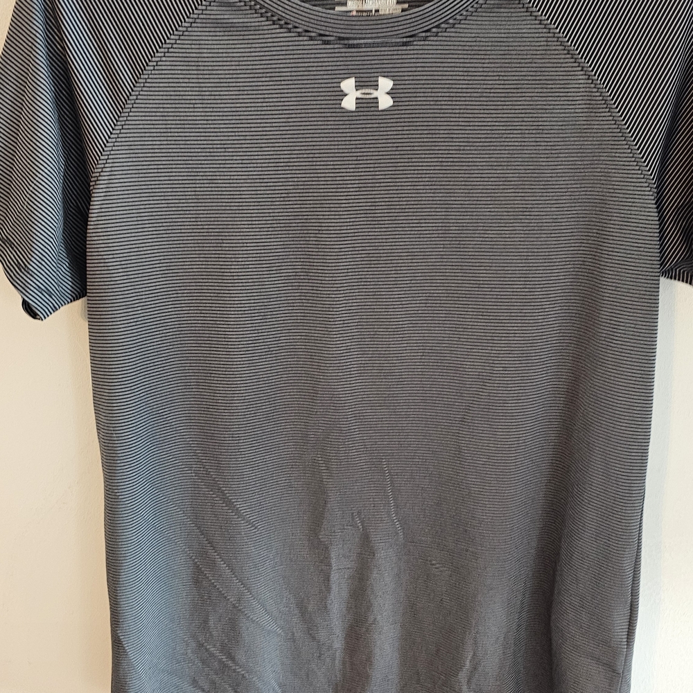 Under Armour Womens Black Striped Performace Tee. UA Tech Fabric, Quick Dry